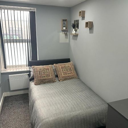 2 Bedroom Flat With Hot Tub Cardiff Exteriör bild