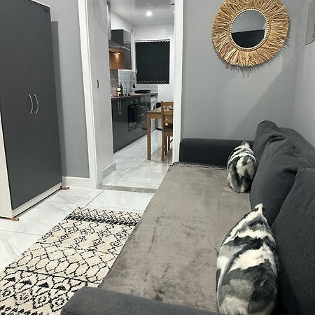 2 Bedroom Flat With Hot Tub Cardiff Exteriör bild