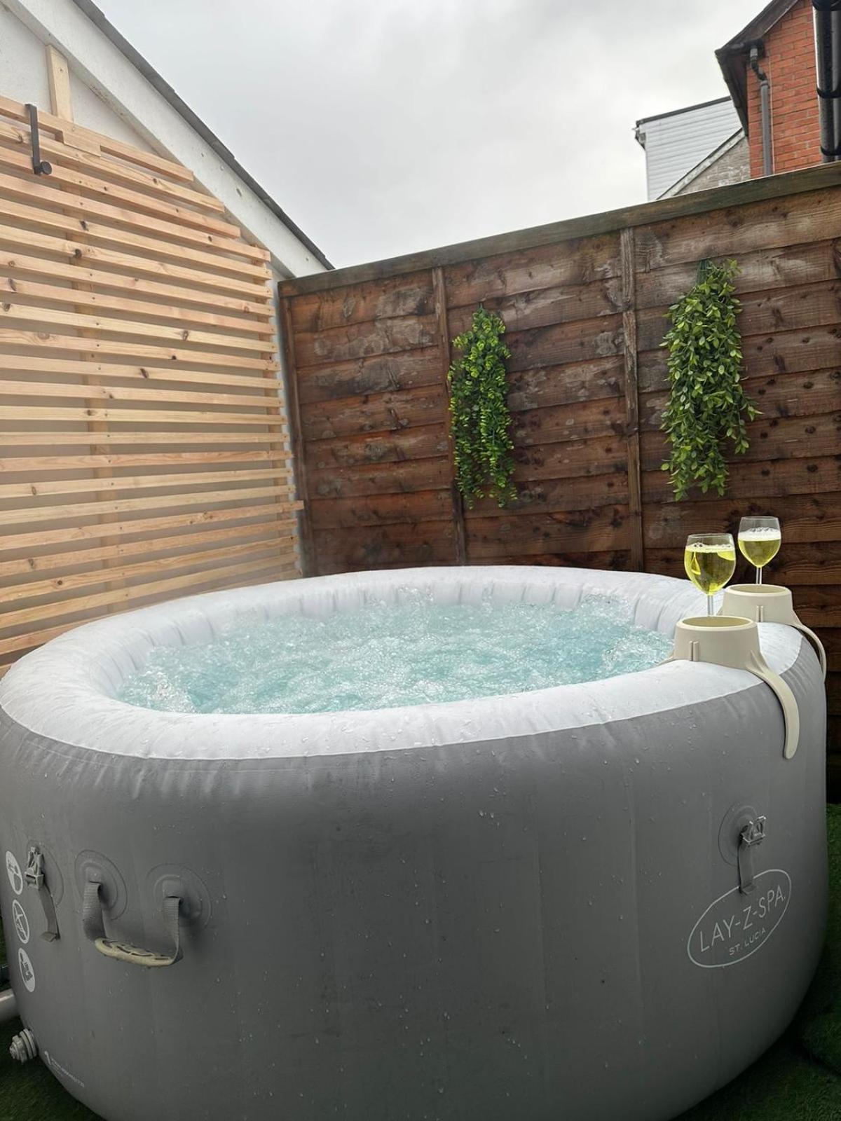 2 Bedroom Flat With Hot Tub Cardiff Exteriör bild