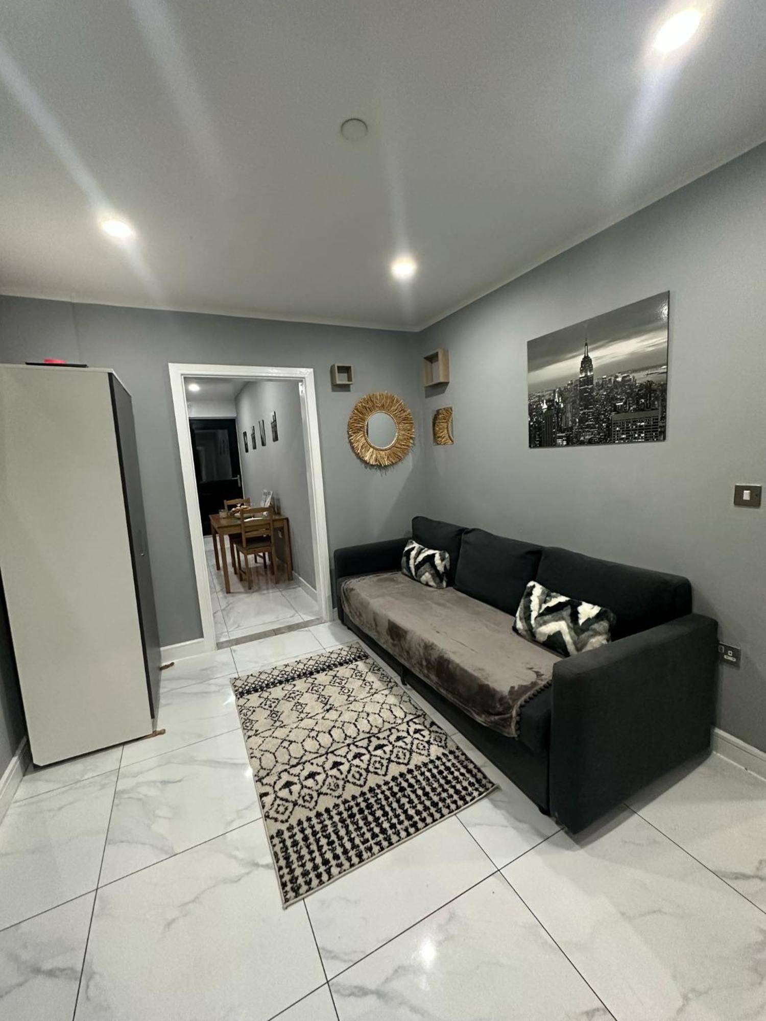 2 Bedroom Flat With Hot Tub Cardiff Exteriör bild