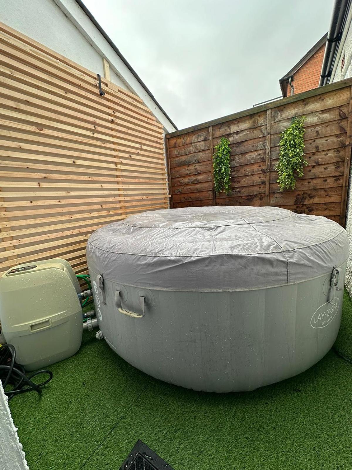 2 Bedroom Flat With Hot Tub Cardiff Exteriör bild