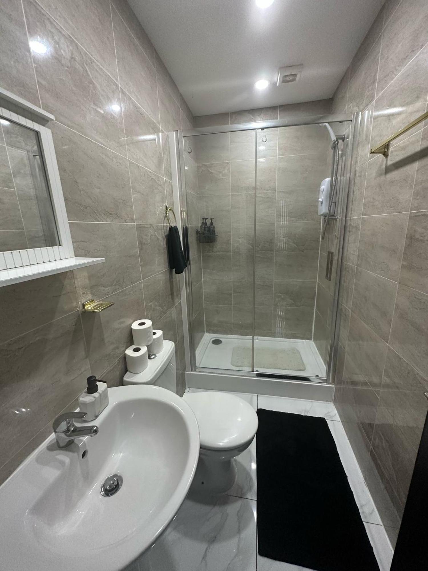 2 Bedroom Flat With Hot Tub Cardiff Exteriör bild