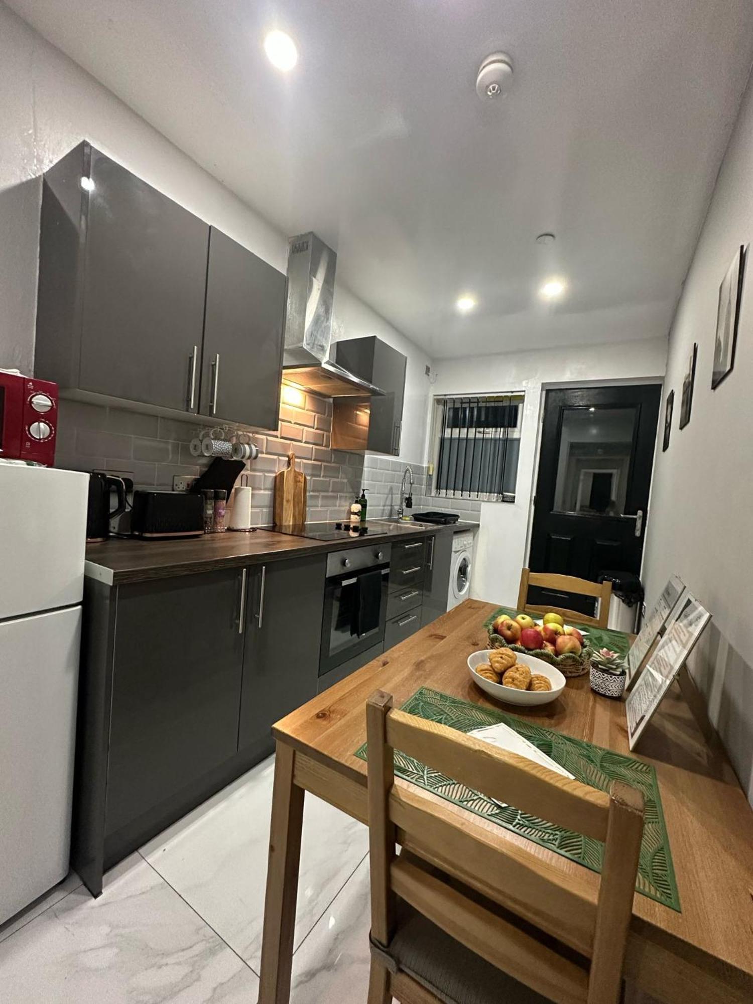 2 Bedroom Flat With Hot Tub Cardiff Exteriör bild