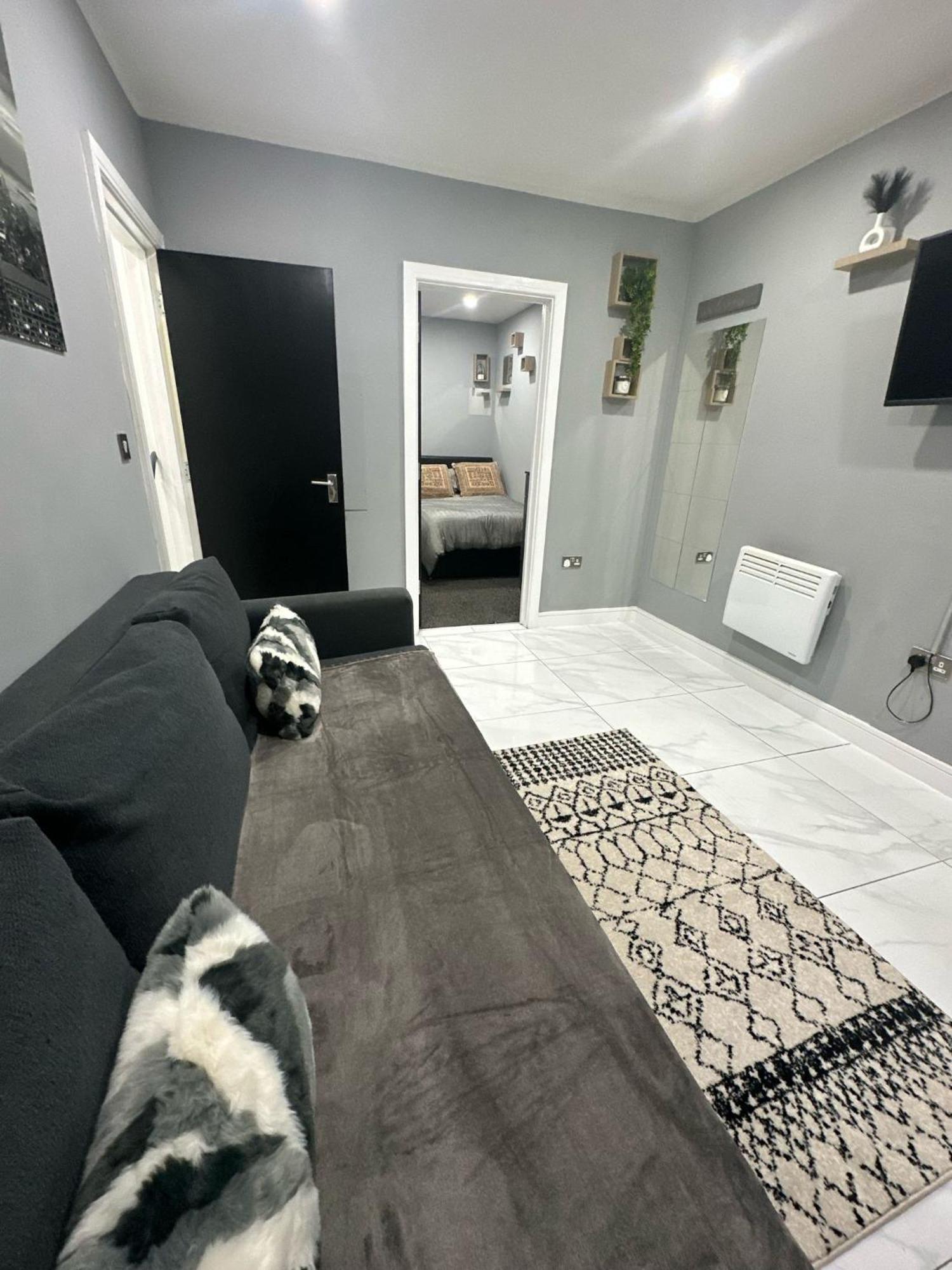 2 Bedroom Flat With Hot Tub Cardiff Exteriör bild