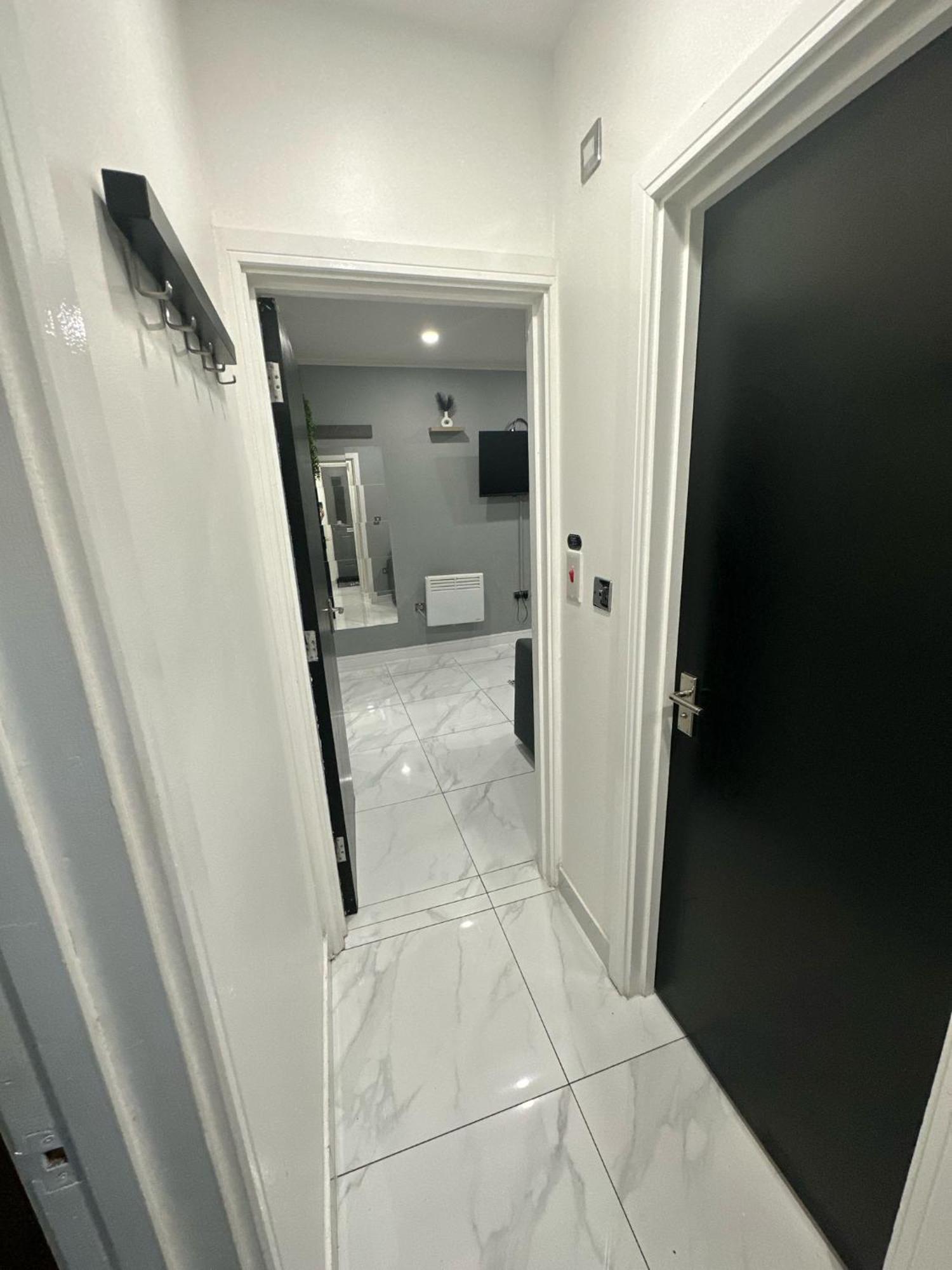 2 Bedroom Flat With Hot Tub Cardiff Exteriör bild