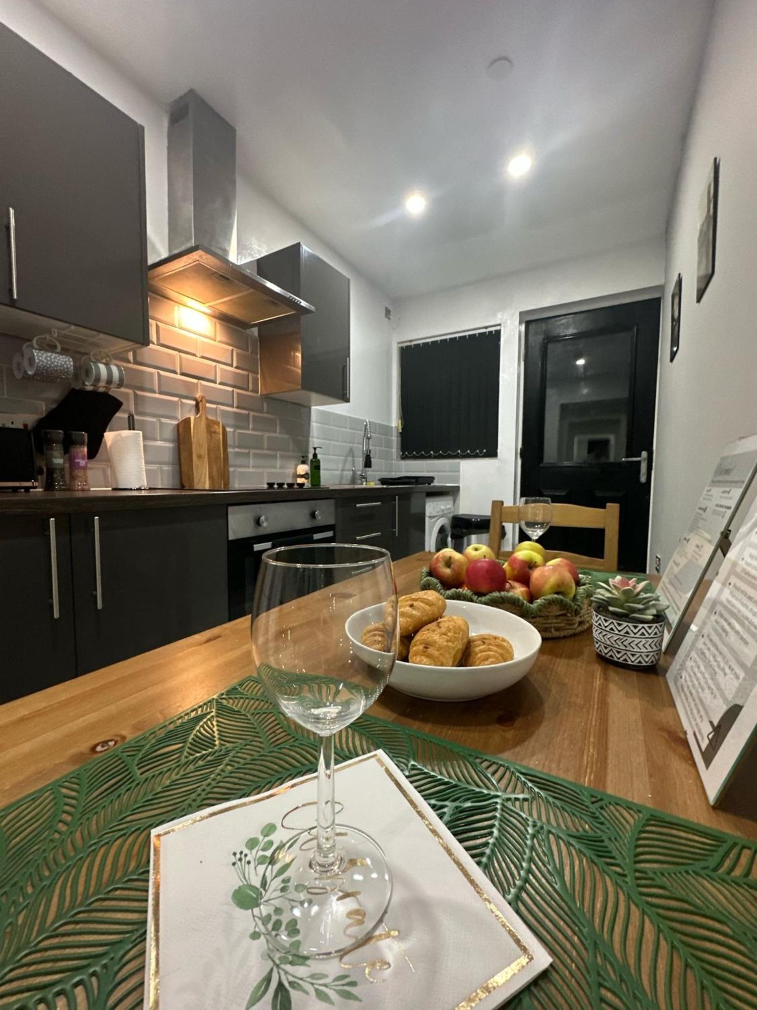 2 Bedroom Flat With Hot Tub Cardiff Exteriör bild
