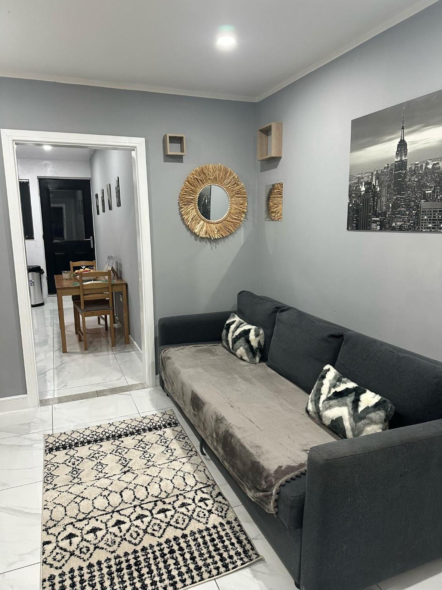 2 Bedroom Flat With Hot Tub Cardiff Exteriör bild