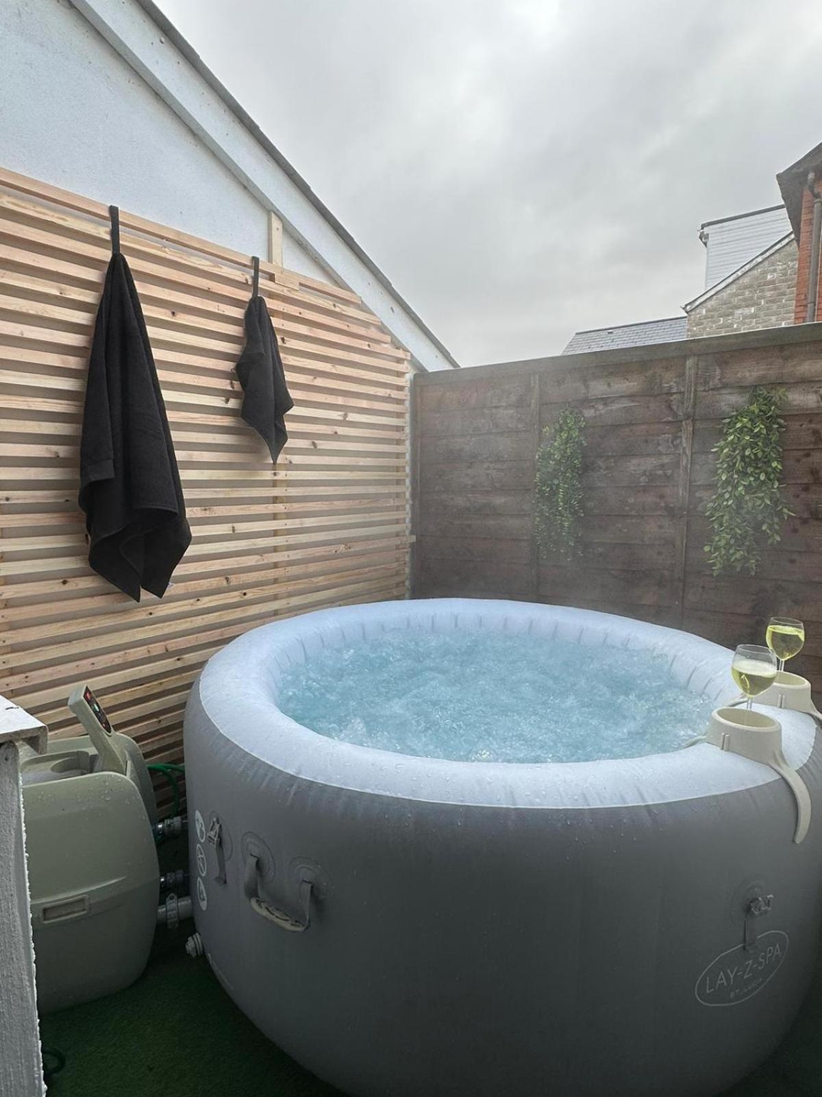 2 Bedroom Flat With Hot Tub Cardiff Exteriör bild